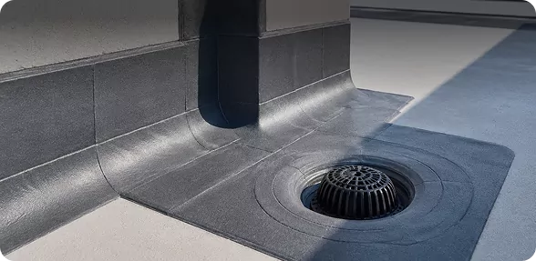 Reinforced detail treatment around a roof drainage outlet